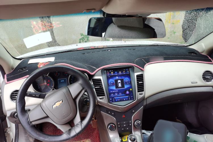 Used Chevrolet Cruze 2015 1.5L Classic SE MT Center Console