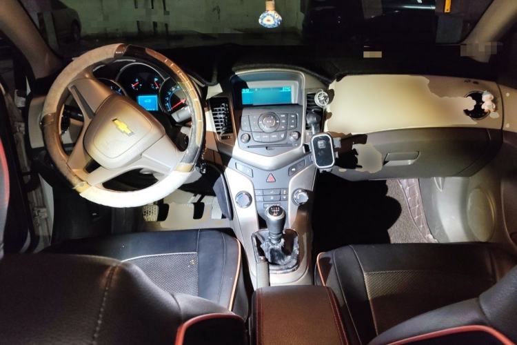 Used Chevrolet Cruze 2015 1.5L Classic SL MT Center Console