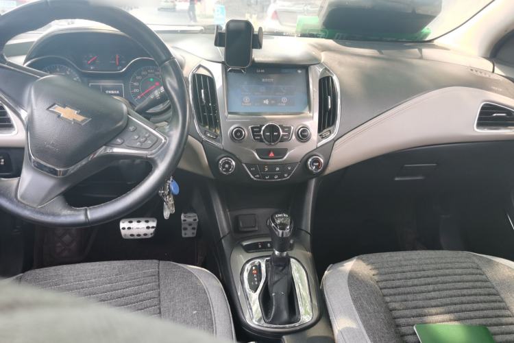 Used Chevrolet Cruze 2015 1.4T DCG Luxury Edition Center Console