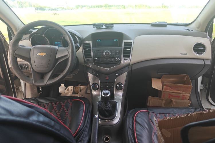 Used Chevrolet Cruze 2015 1.5L Classic SE MT Center Console