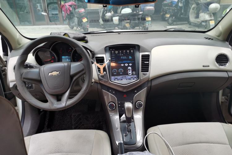 Used Chevrolet Cruze 2015 1.5L Classic SE AT Center Console