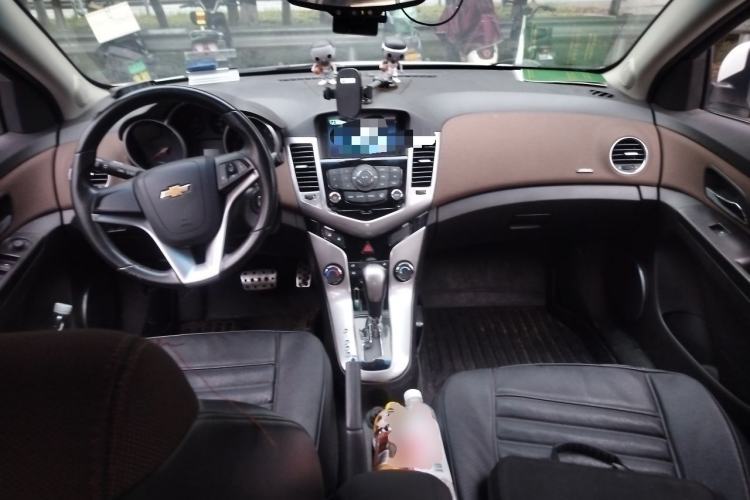 Used Chevrolet Cruze 2015 Hatchback 1.6L Automatic Comfort Edition Center Console