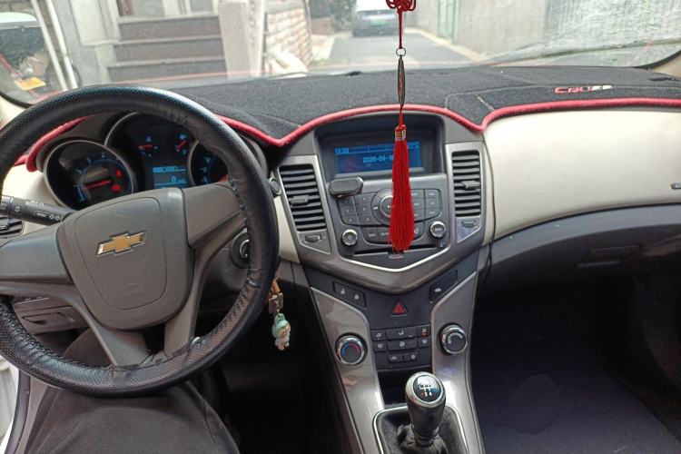 Used Chevrolet Cruze 2015 1.5L Classic SE MT Center Console