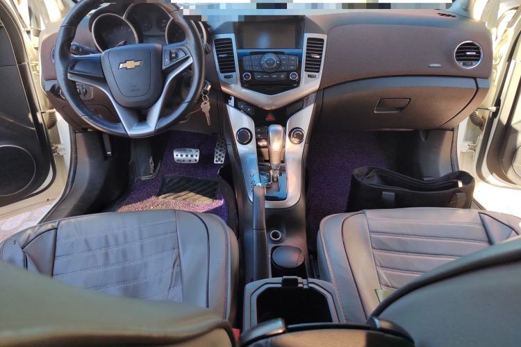 Used Chevrolet Cruze 2015 Hatchback 1.6L Automatic Comfort Edition Center Console