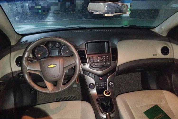 Used Chevrolet Cruze 2015 1.5L Classic SE MT Center Console