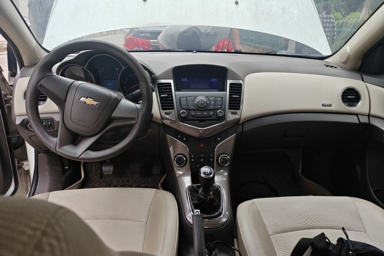 Used Chevrolet Cruze 2015 1.5L Classic SE MT Center Console