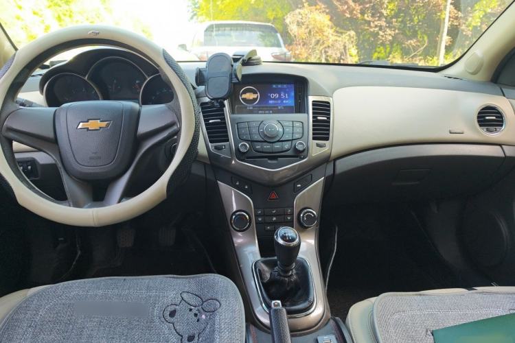 Used Chevrolet Cruze 2015 1.5L Classic SE MT Center Console