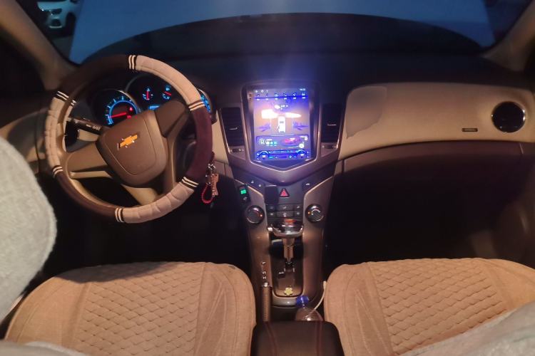 Used Chevrolet Cruze 2015 1.5L Classic SE AT Center Console