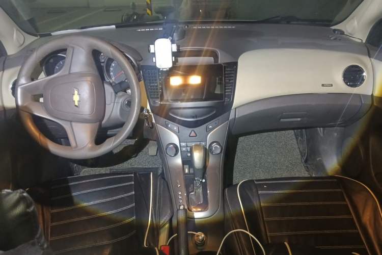 Used Chevrolet Cruze 2015 1.5L Classic SE AT Center Console