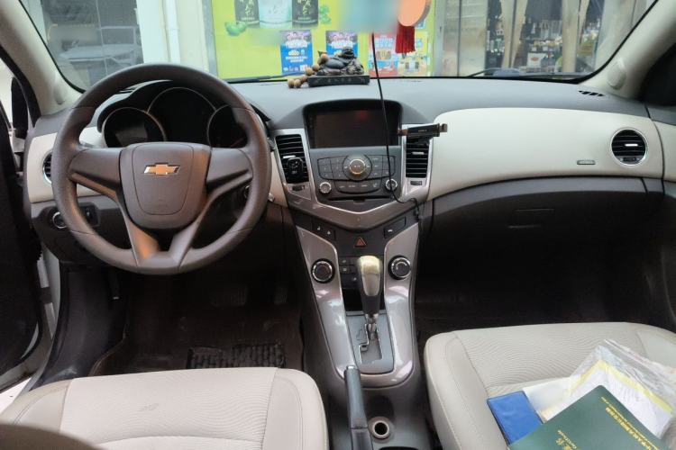 Used Chevrolet Cruze 2015 1.5L Classic SE AT Center Console
