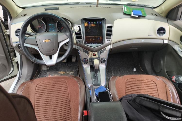 Used Chevrolet Cruze 2015 1.5L Classic SE AT Center Console