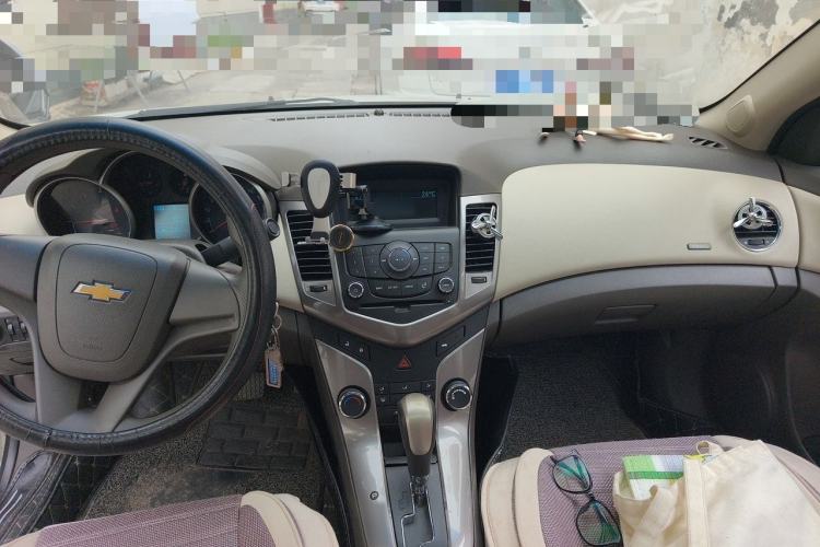 Used Chevrolet Cruze 2015 1.5L Classic SE AT Center Console