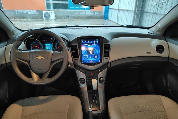 Used Chevrolet Cruze 2015 1.5L Classic SE AT Center Console