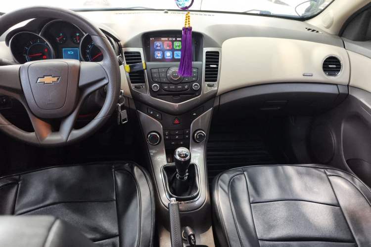 Used Chevrolet Cruze 2015 1.5L Classic SE MT Center Console