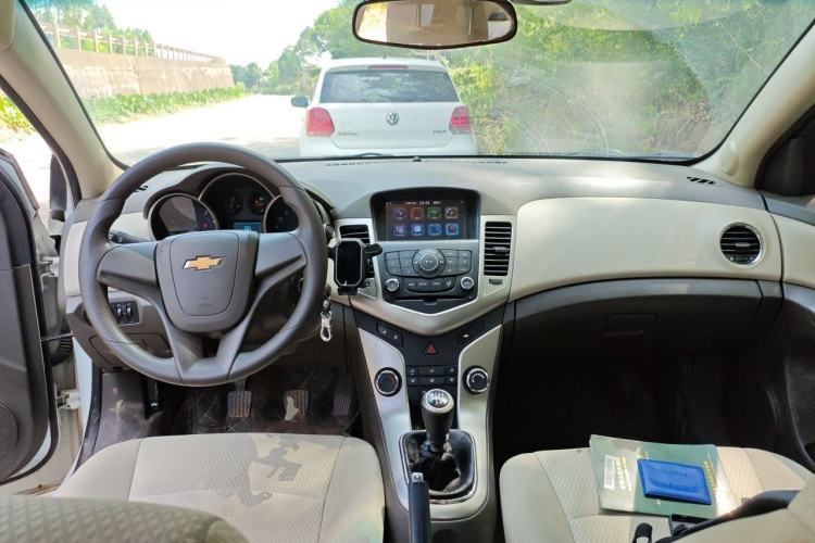 Used Chevrolet Cruze 2015 1.5L Classic SL MT Center Console