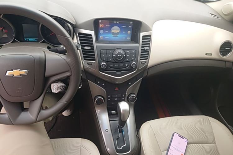 Used Chevrolet Cruze 2015 1.5L Classic SE AT Center Console