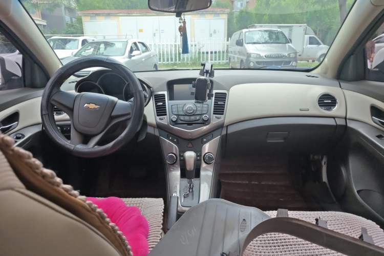 Used Chevrolet Cruze 2015 1.5L Classic SE AT Center Console