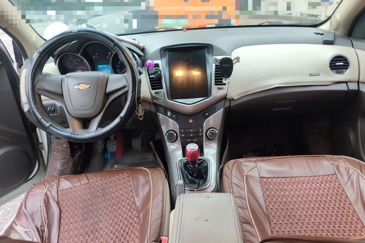 Used Chevrolet Cruze 2015 1.5L Classic SE MT Center Console
