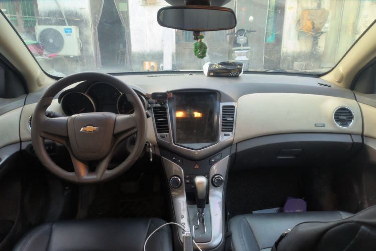 Used Chevrolet Cruze 2015 1.5L Classic SE AT Center Console