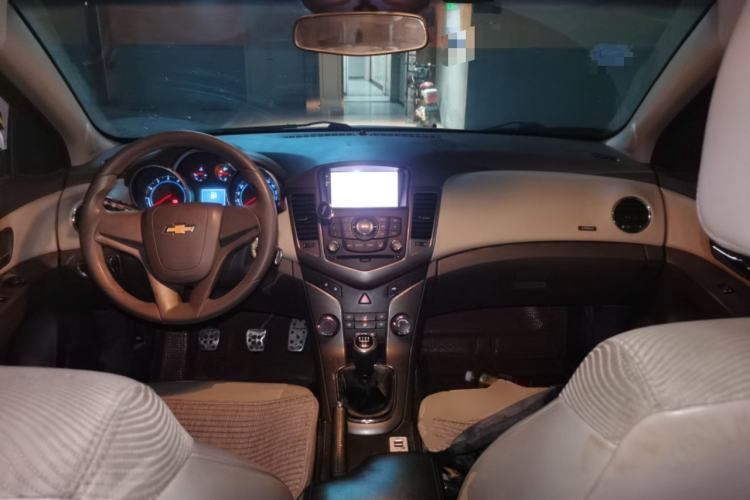 Used Chevrolet Cruze 2015 1.5L Classic SE MT Center Console