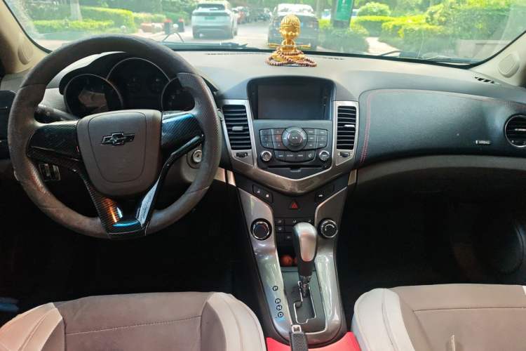 Used Chevrolet Cruze 2015 1.5L Classic SE AT Center Console