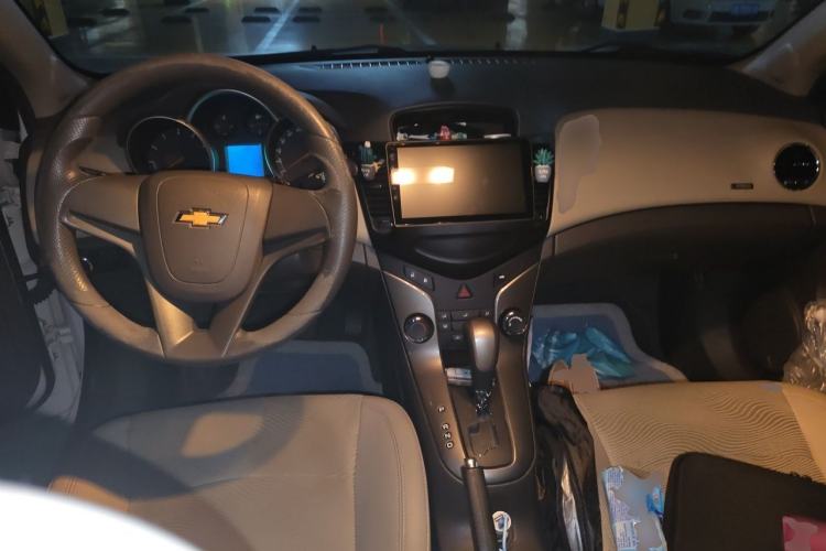Used Chevrolet Cruze 2015 1.5L Classic SE AT Center Console