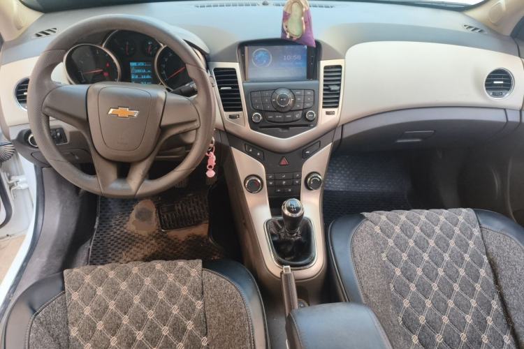 Used Chevrolet Cruze 2015 1.5L Classic SE MT Center Console
