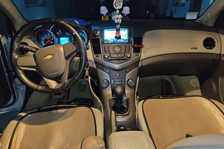 Used Chevrolet Cruze 2015 1.5L Classic SE MT Center Console