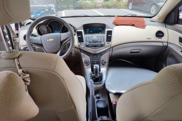 Used Chevrolet Cruze 2015 1.5L Classic SE MT Center Console