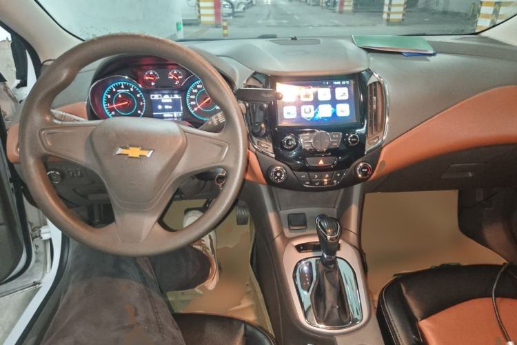 Used Chevrolet Cruze 2015 1.5L Automatic Fashion Navigation Edition Center Console