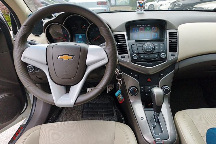 Used Chevrolet Cruze 2015 1.5L Classic SE AT Center Console