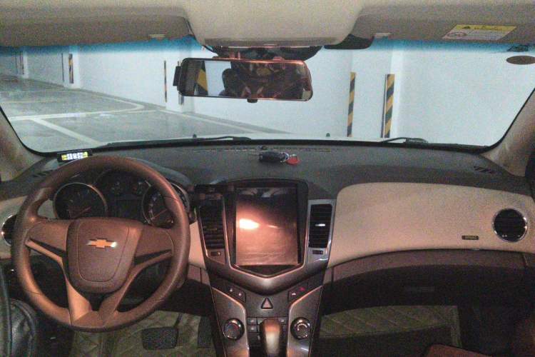 Used Chevrolet Cruze 2015 1.5L Classic SE AT Center Console