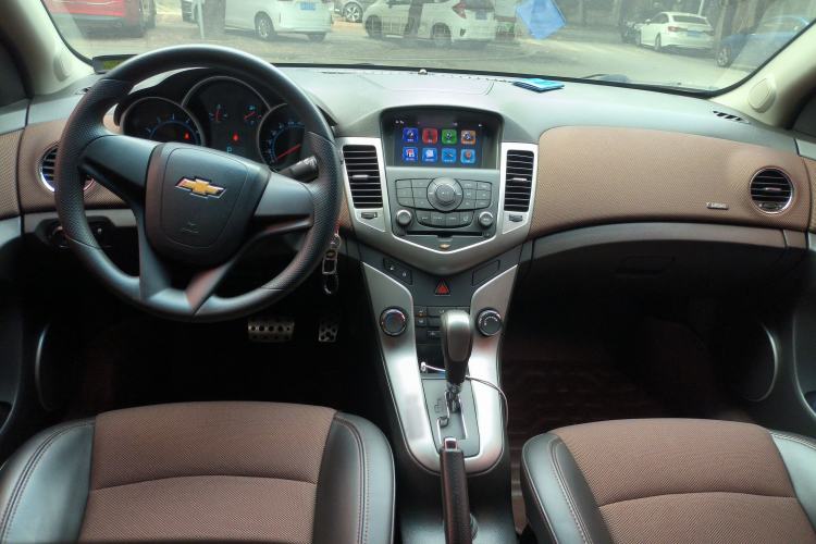Used Chevrolet Cruze 2015 Hatchback 1.6L Automatic Comfort Edition Center Console