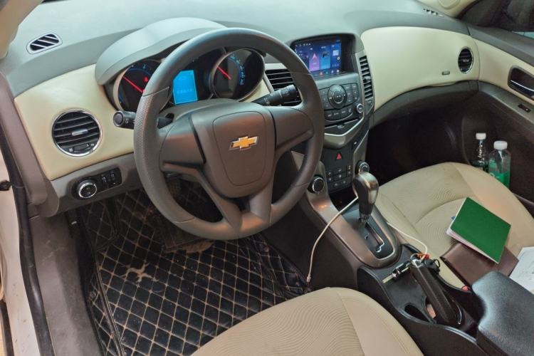 Used Chevrolet Cruze 2015 1.5L Classic SE AT Center Console