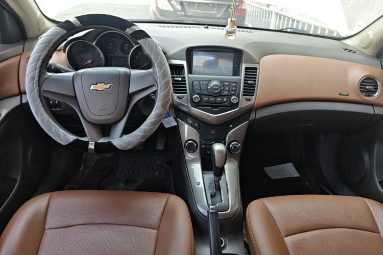 Used Chevrolet Cruze 2015 1.5L Classic SE AT Center Console