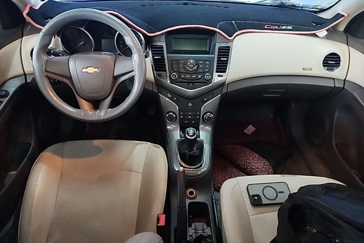Used Chevrolet Cruze 2015 1.5L Classic SE MT Center Console