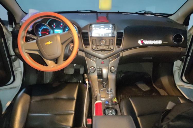 Used Chevrolet Cruze 2015 1.5L Classic SE AT Center Console