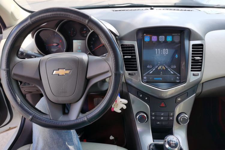 Used Chevrolet Cruze 2015 1.5L Classic SE MT Center Console