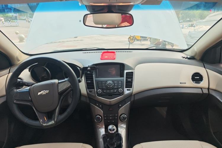 Used Chevrolet Cruze 2015 1.5L Classic SE MT Center Console