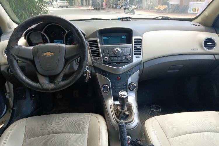 Used Chevrolet Cruze 2015 1.5L Classic SE MT Center Console
