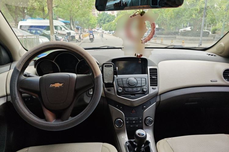 Used Chevrolet Cruze 2015 1.5L Classic SE MT Center Console