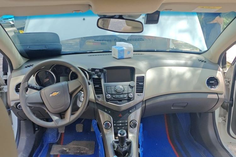 Used Chevrolet Cruze 2015 1.5L Classic SE MT Center Console
