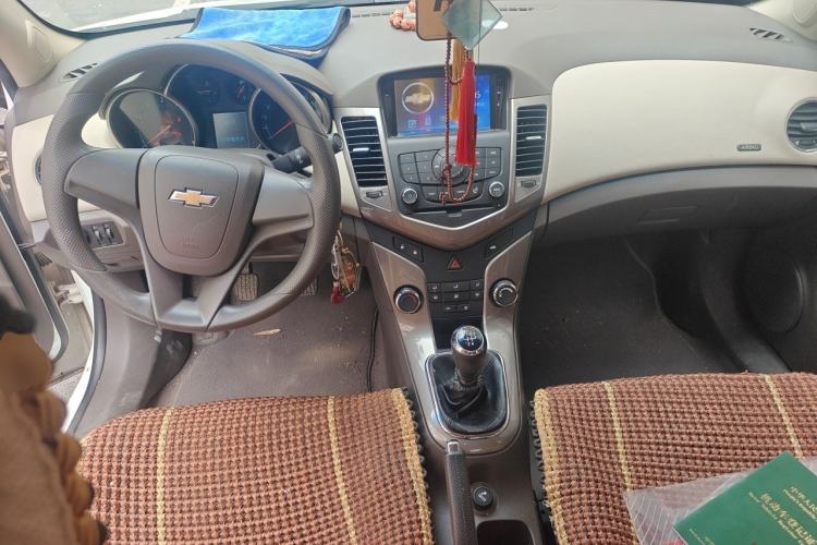 Used Chevrolet Cruze 2015 1.5L Classic SE MT Center Console