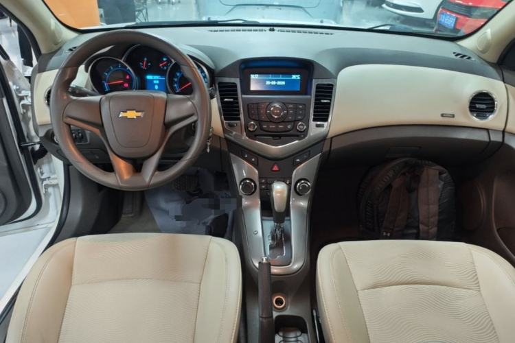 Used Chevrolet Cruze 2015 1.5L Classic SE AT Center Console