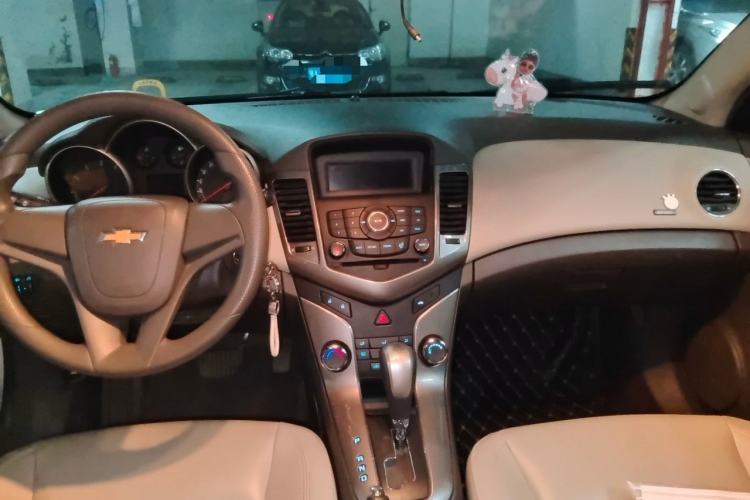 Used Chevrolet Cruze 2015 1.5L Classic SE AT Center Console