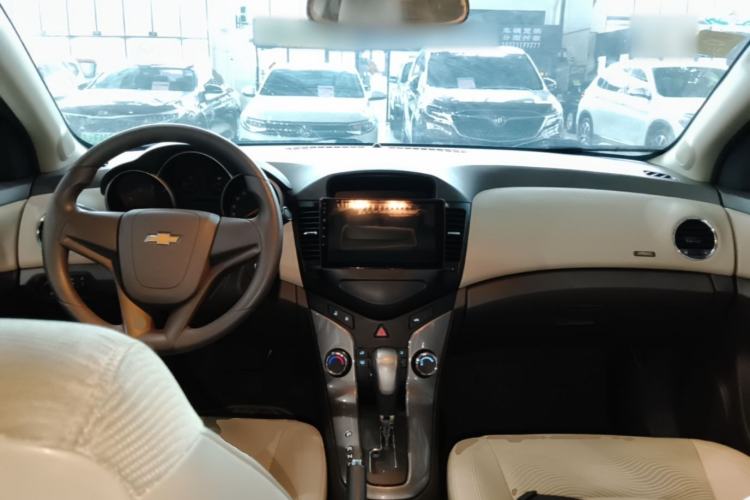 Used Chevrolet Cruze 2015 1.5L Classic SE AT Center Console