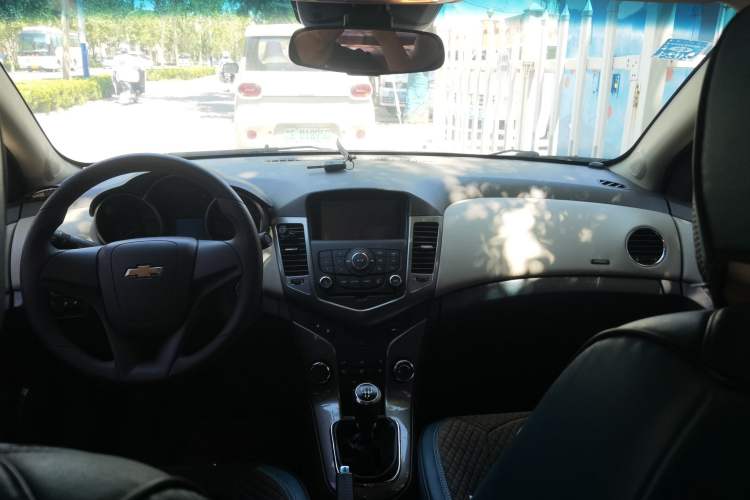 Used Chevrolet Cruze 2015 1.5L Classic SE MT Center Console