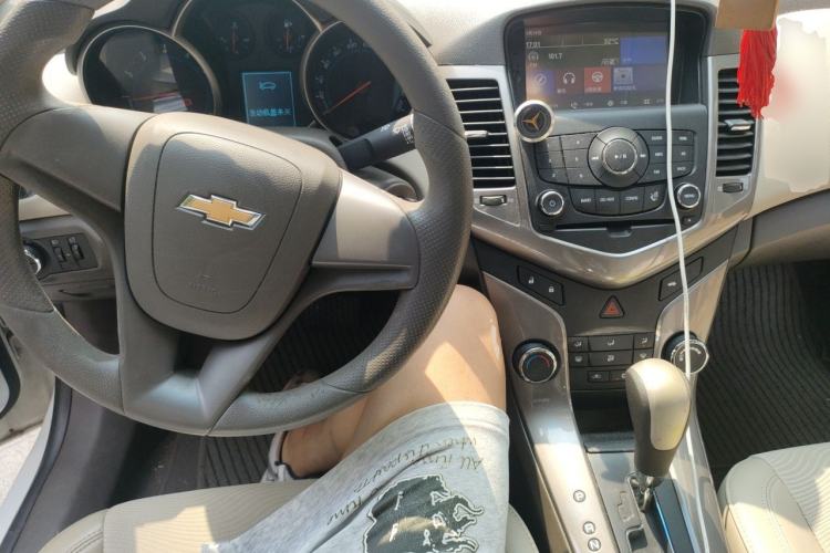 Used Chevrolet Cruze 2015 1.5L Classic SE AT Center Console