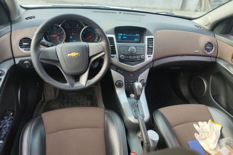 Used Chevrolet Cruze 2015 Hatchback 1.6L Automatic Comfort Edition Center Console