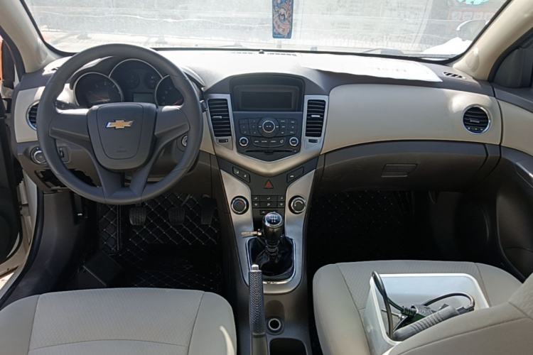 Used Chevrolet Cruze 2015 1.5L Classic SL MT Center Console